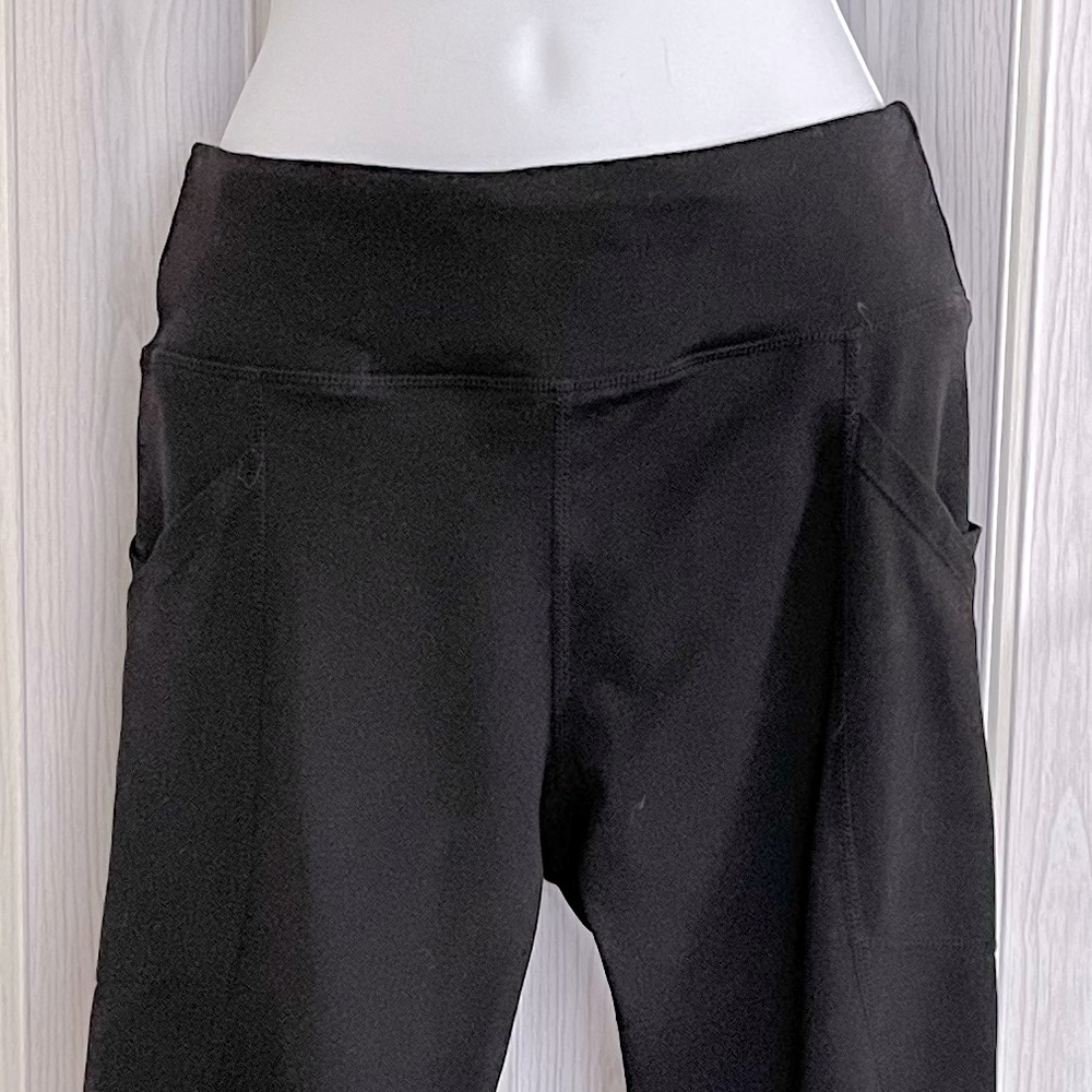 Yogipace black yoga pants. Excellent condition. Pockets. Comfort.
